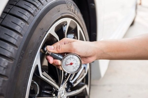 Hướng dẫn cách kiểm tra áp suất lốp xe ô tô đúng chuẩn