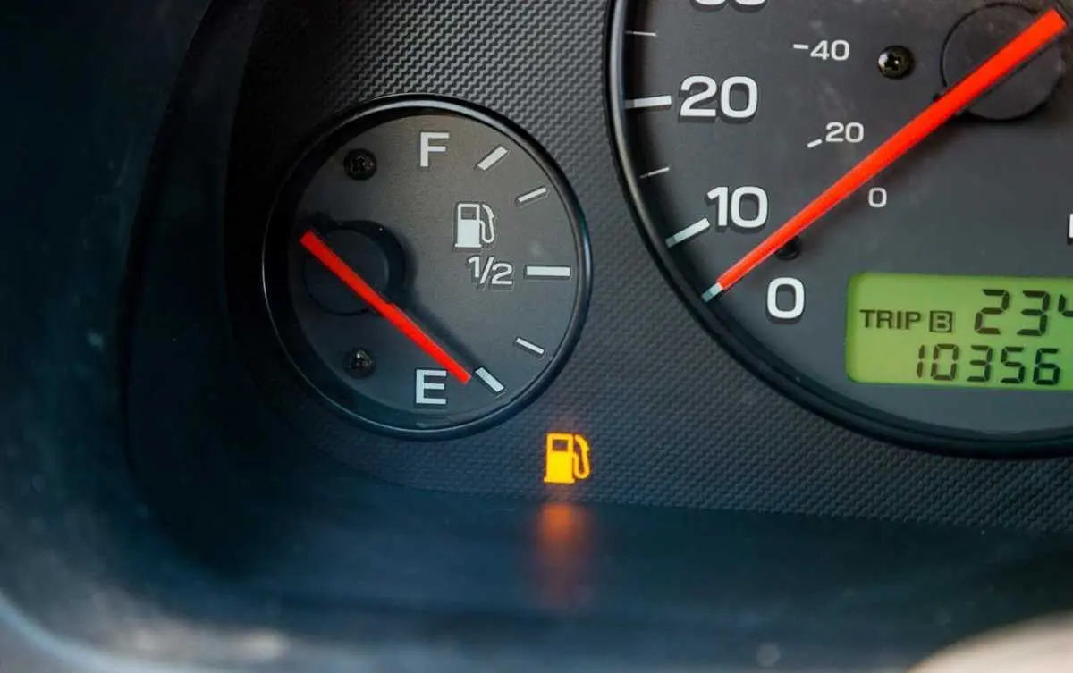 Cách tính số lít xăng trên 100km chuẩn cho xe ô tô